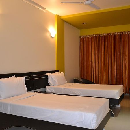 Hotel Embassy International Lātūr Dış mekan fotoğraf