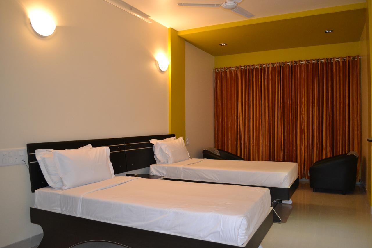 Hotel Embassy International Lātūr Dış mekan fotoğraf